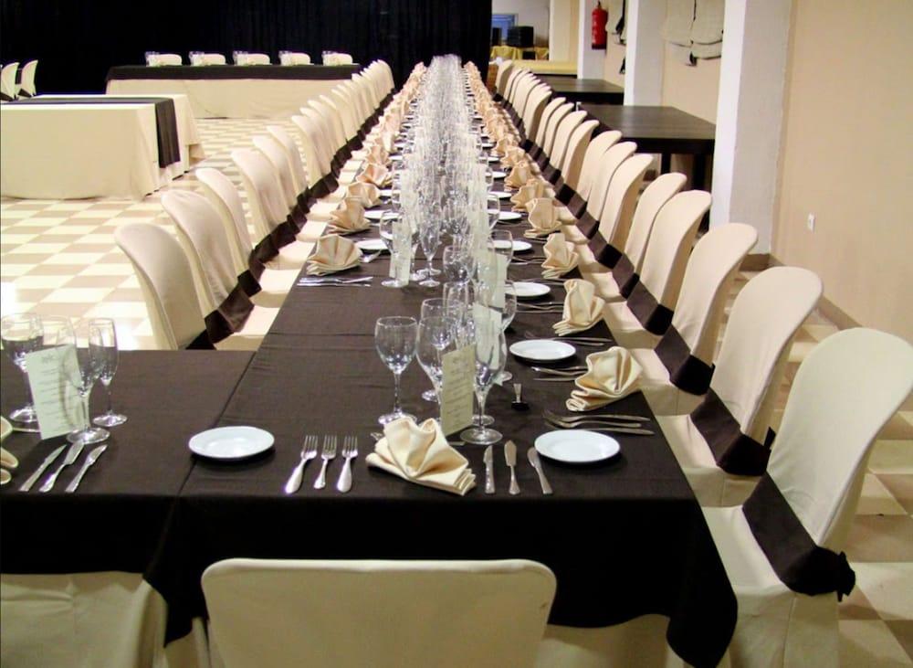 Ahc Hoteles Caces المظهر الخارجي الصورة